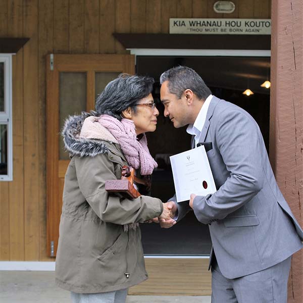 Tauira of Ngataiwhakarongorua marae meets with Awanuiārangi staff